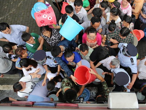 居民接水现场图